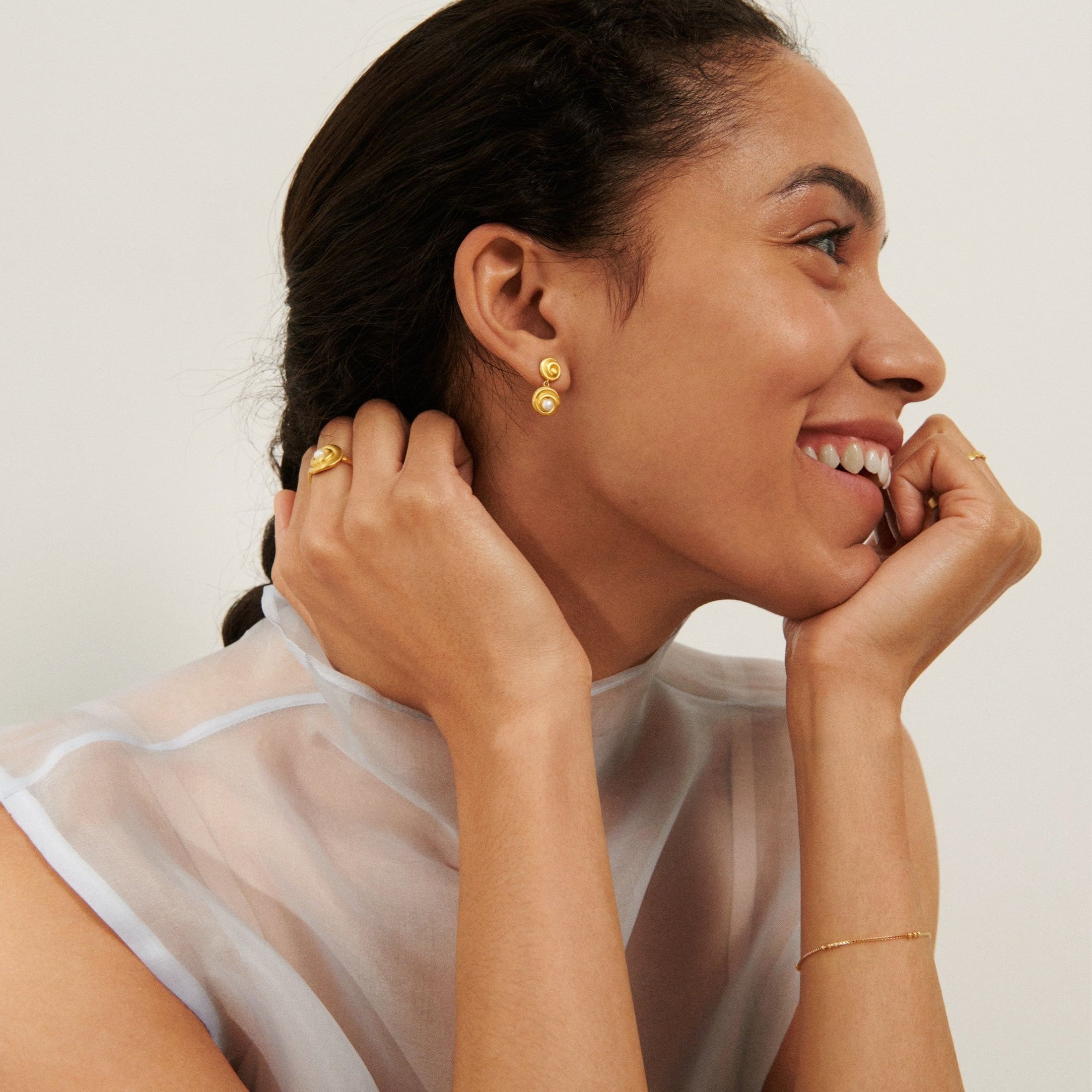 Pernille Corydon Ohrringe Shell Flower, vergoldet