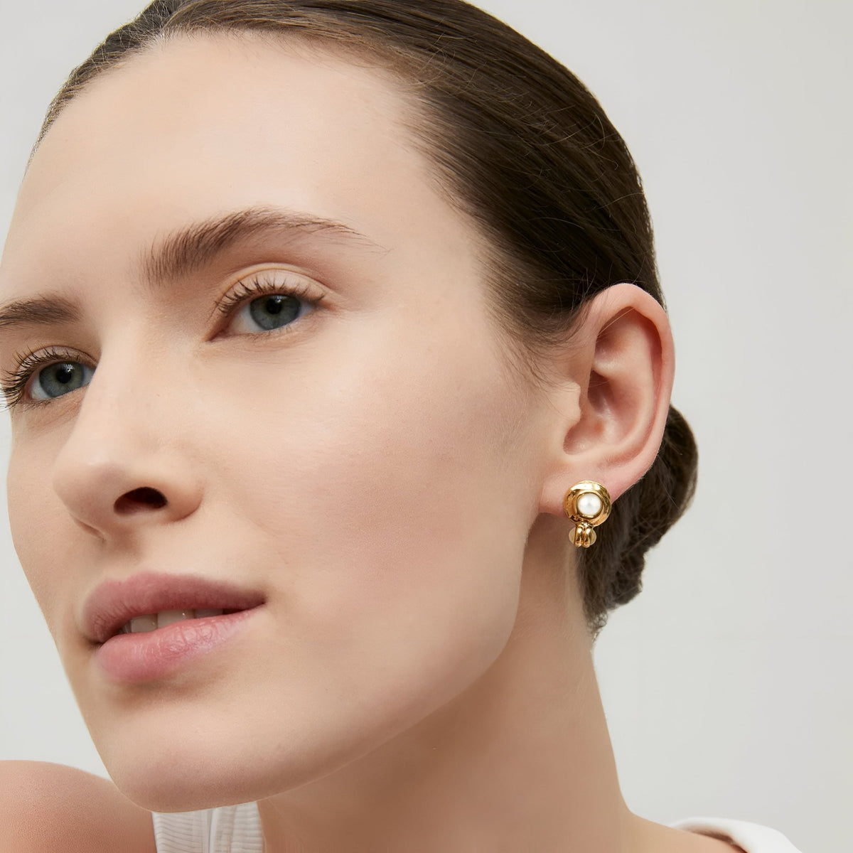 Gas Bijoux Ohrstecker Amarante Mini Cabochon, vergoldet White Mother-of-Pearl
