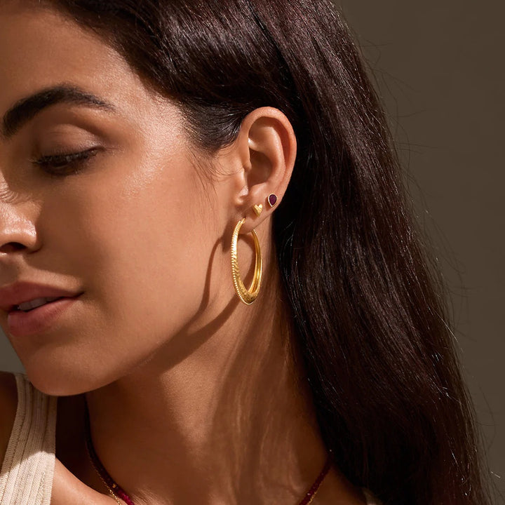 Satya Jewelry Ohrstecker All Love Garnet Stud, vergoldet