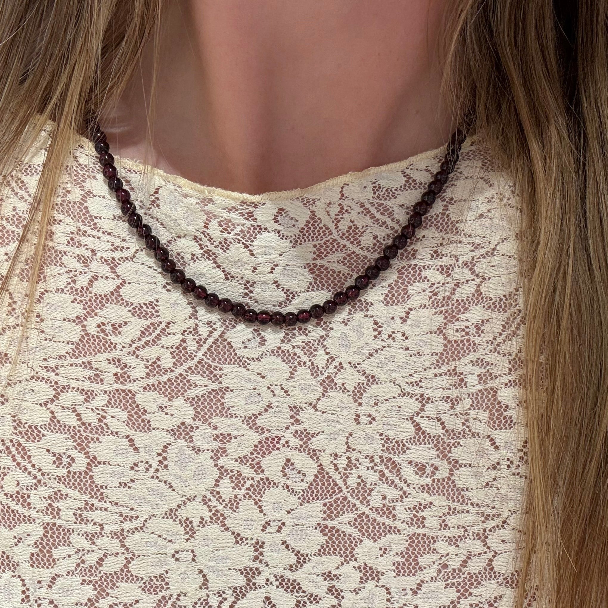 Jeberg Jewellery Kette Rouge Noir Granat, vergoldet