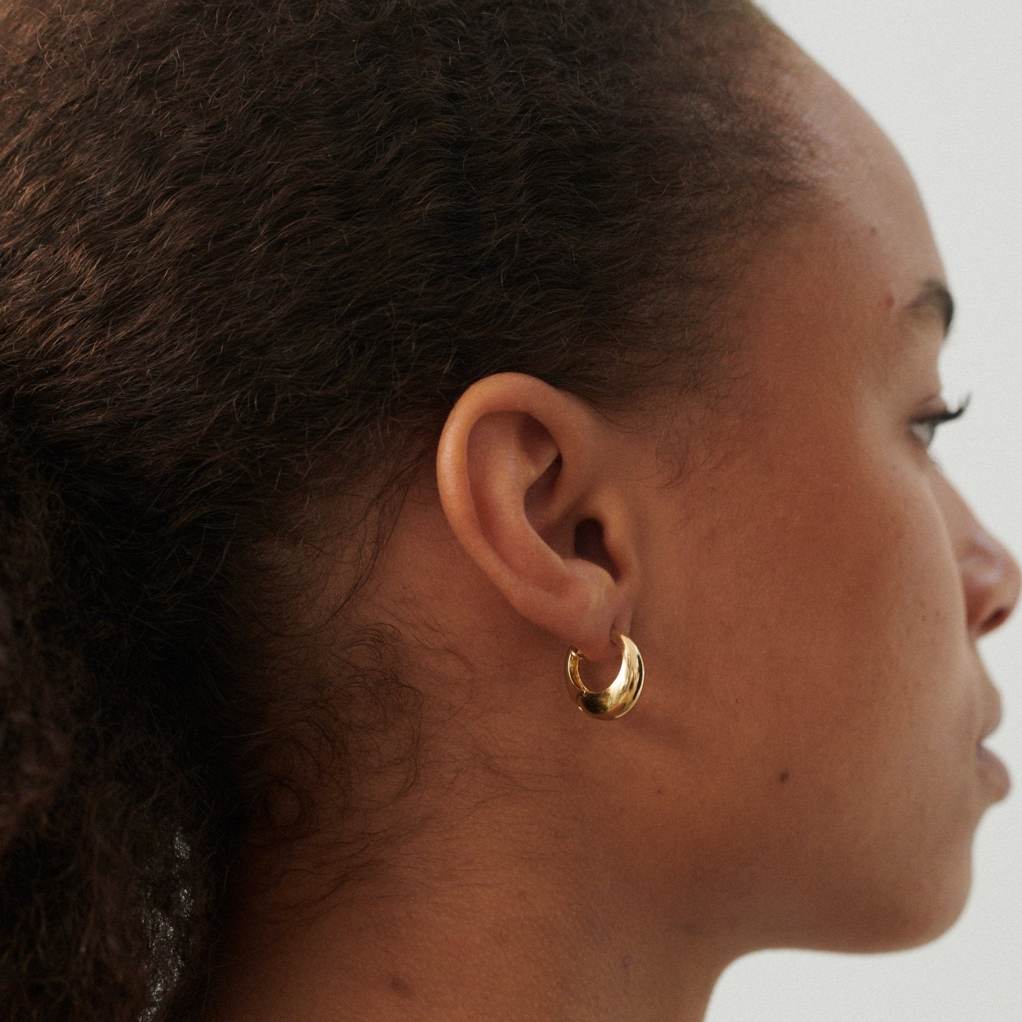 Pernille Corydon Creolen Mini Globe Huggies, vergoldet