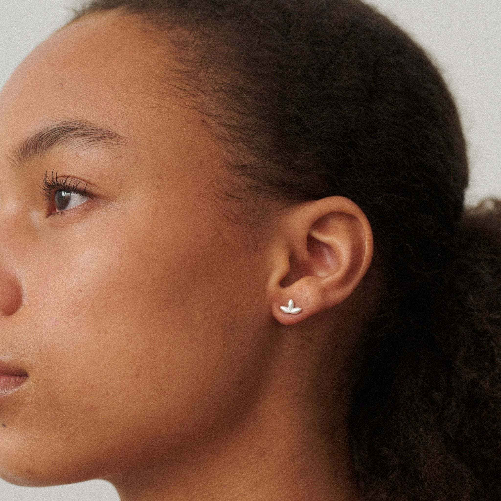 Pernille Corydon Ohrstecker Whisper, vergoldet