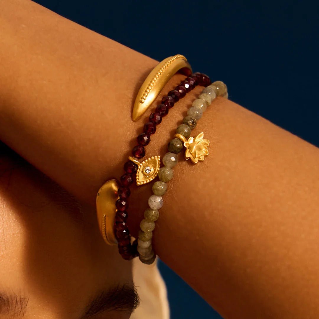 Satya Jewelry Armband Loving Protection Garnet Evil Eye, vergoldet