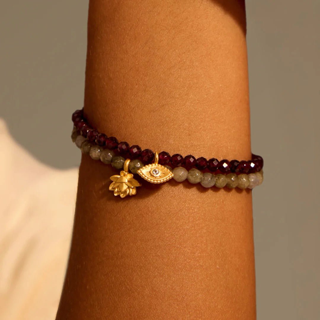 Satya Jewelry Armband Loving Protection Garnet Evil Eye, vergoldet