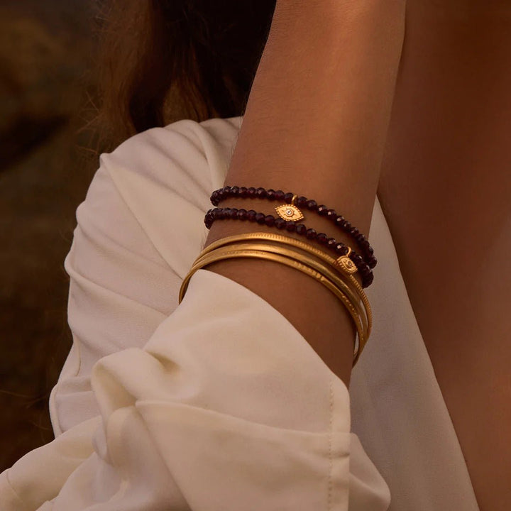Satya Jewelry Armband Loving Protection Garnet Evil Eye, vergoldet