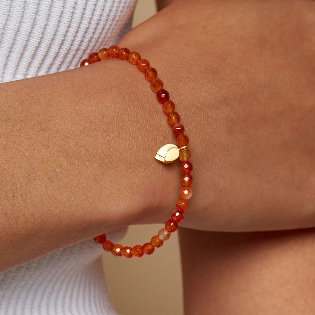 Satya Jewelry Armband Rooted in Strength Lotus Carnelian, vergoldet
