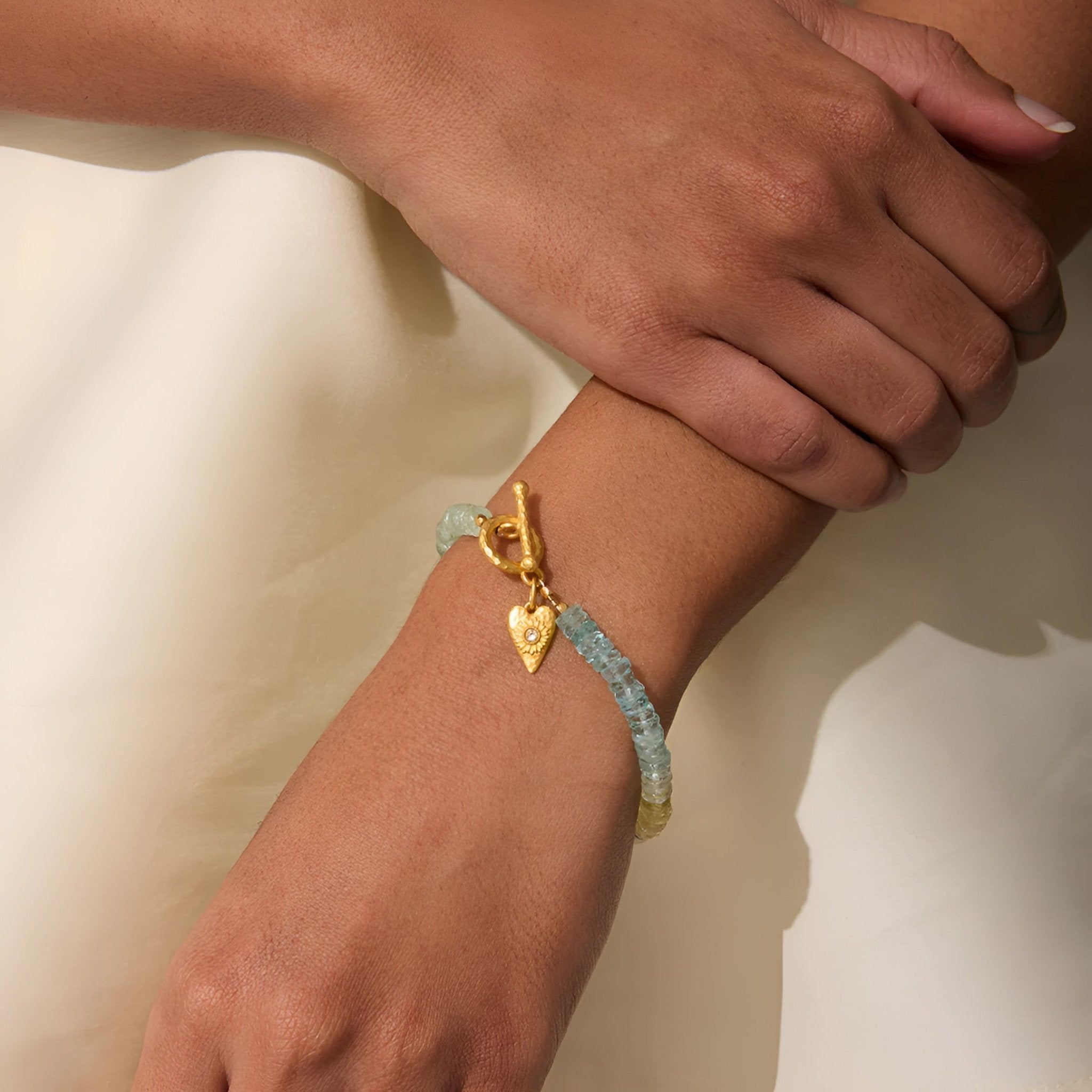 Satya Jewelry Armband Tranquil Spirit Aquamarine Heart Toggle, vergoldet