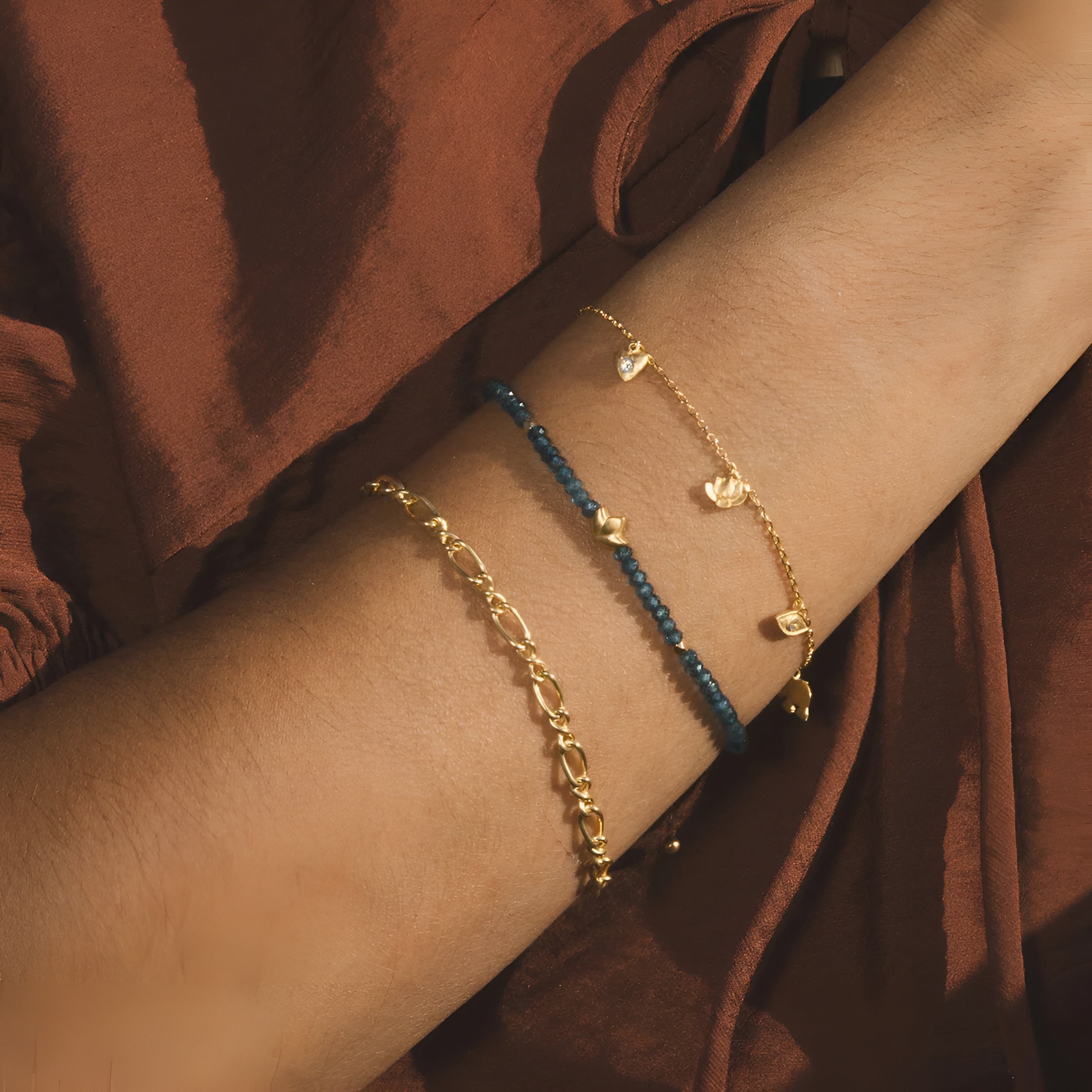 Satya Jewelry Armband Calm Clarity Blue Topaz Lotus, vergoldet