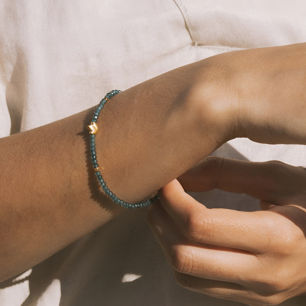 Satya Jewelry Armband Calm Clarity Blue Topaz Lotus, vergoldet