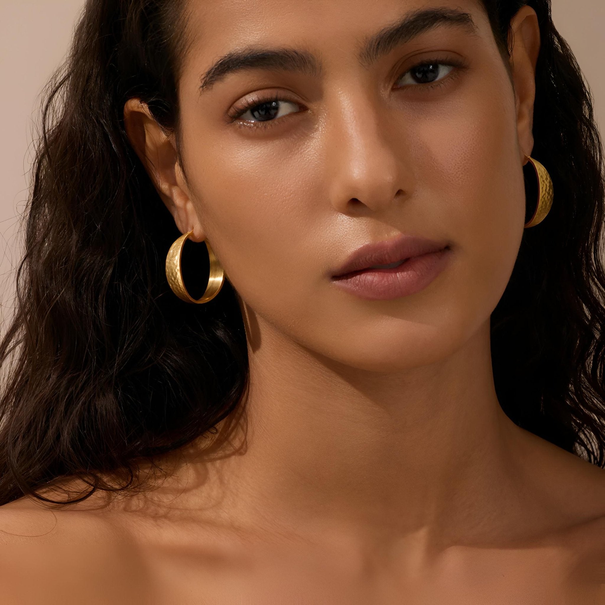 Satya Jewelry Creolen Shine Bright Hammered Hoop, vergoldet