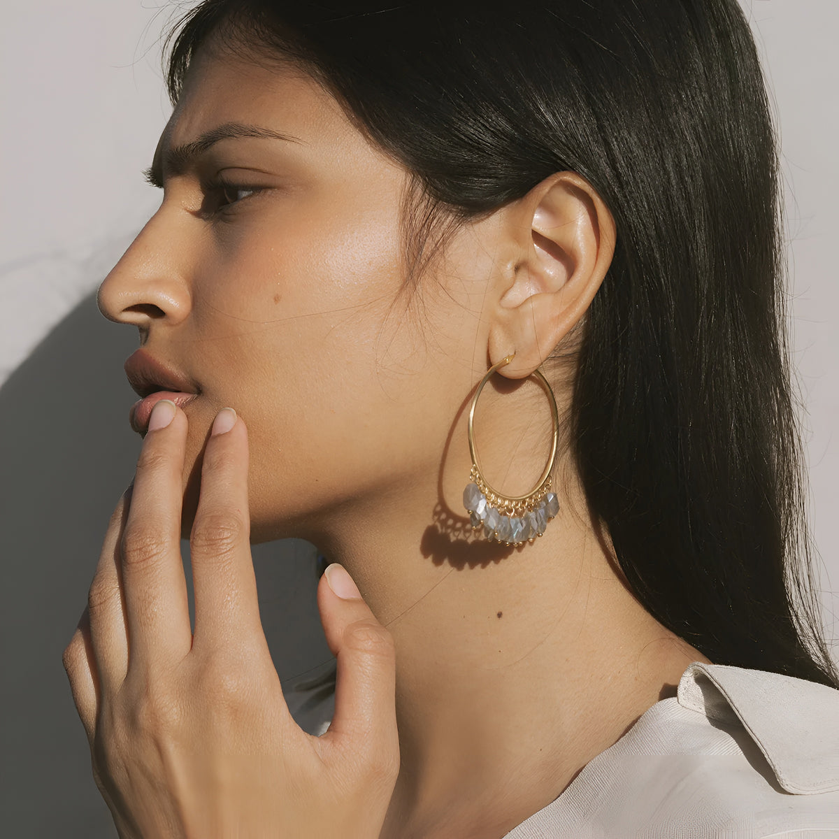 Satya Jewelry Ohrringe Intuitive Path Labradorite Hoop, vergoldet