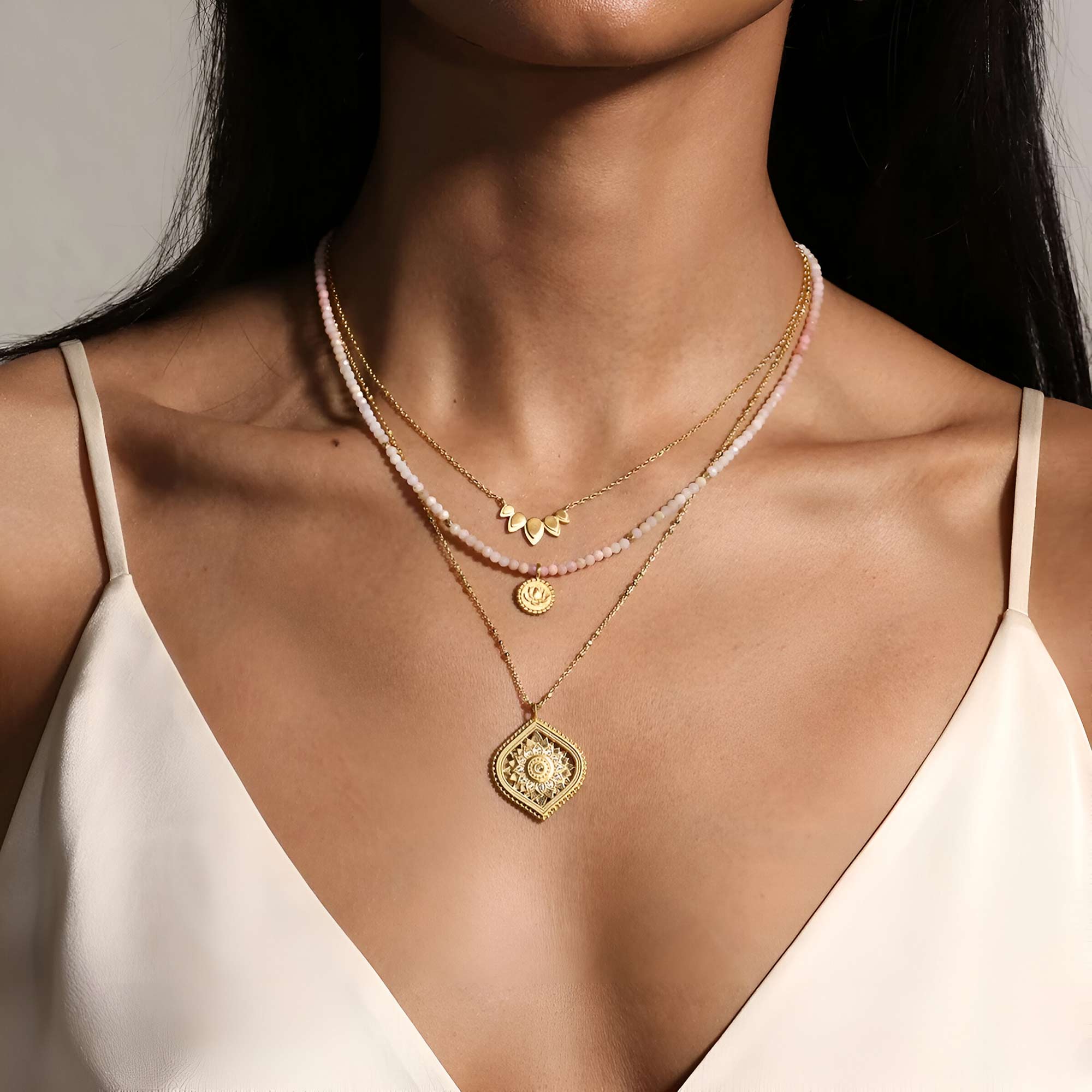 Satya Jewelry Ohrringe Open to Receive Lotus Petal Hoop, vergoldet
