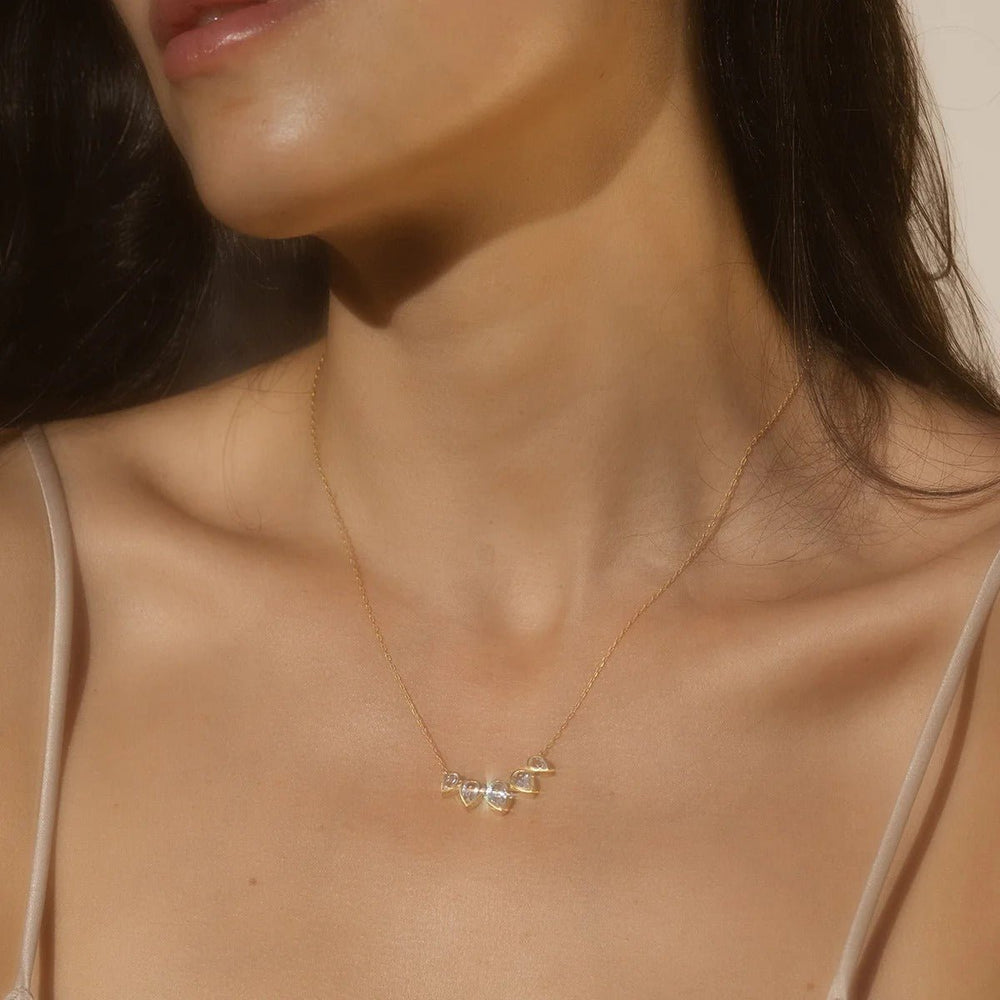 Satya Jewelry Kette Commence with Clarity White Topaz Lotus Petal, vergoldet