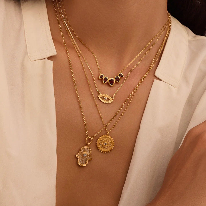 Satya Jewelry Kette Gaining Clarity White Topaz and Mother of Pearl Hamsa Reversible, vergoldet