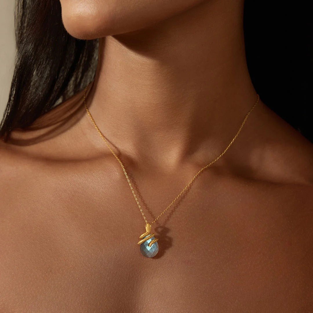Satya Jewelry Kette Inner Knowing Labradorite Snake, vergoldet
