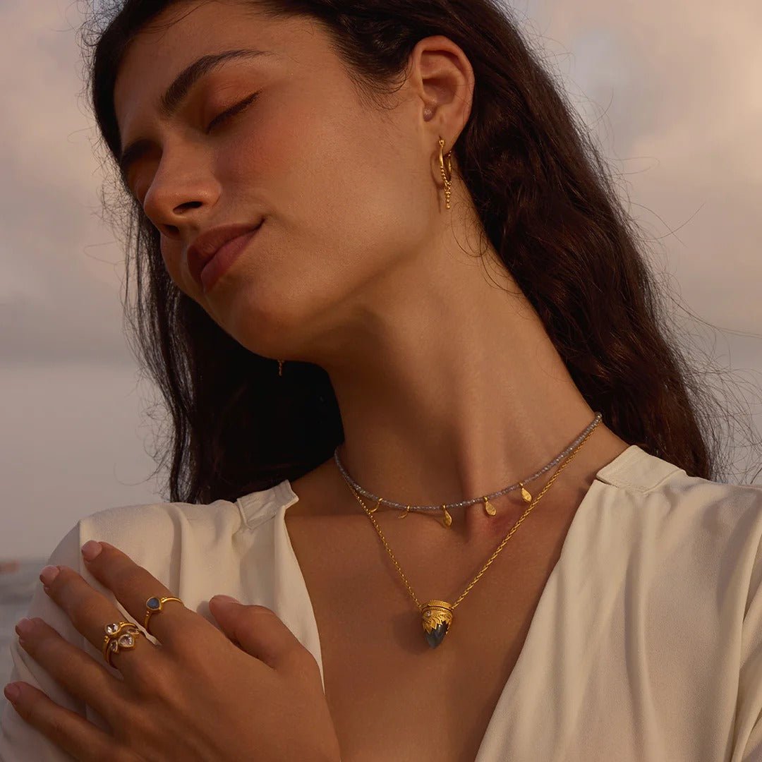 Satya Jewelry Kette Inspired Beginnings Labradorite Petal Beaded, vergoldet