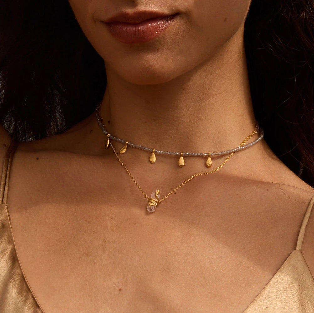 Satya Jewelry Kette Inspired Beginnings Labradorite Petal Beaded, vergoldet