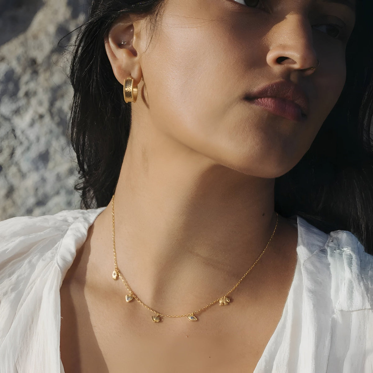 Satya Jewelry Kette Sacred Symbols White Topaz Charm Choker, vergoldet
