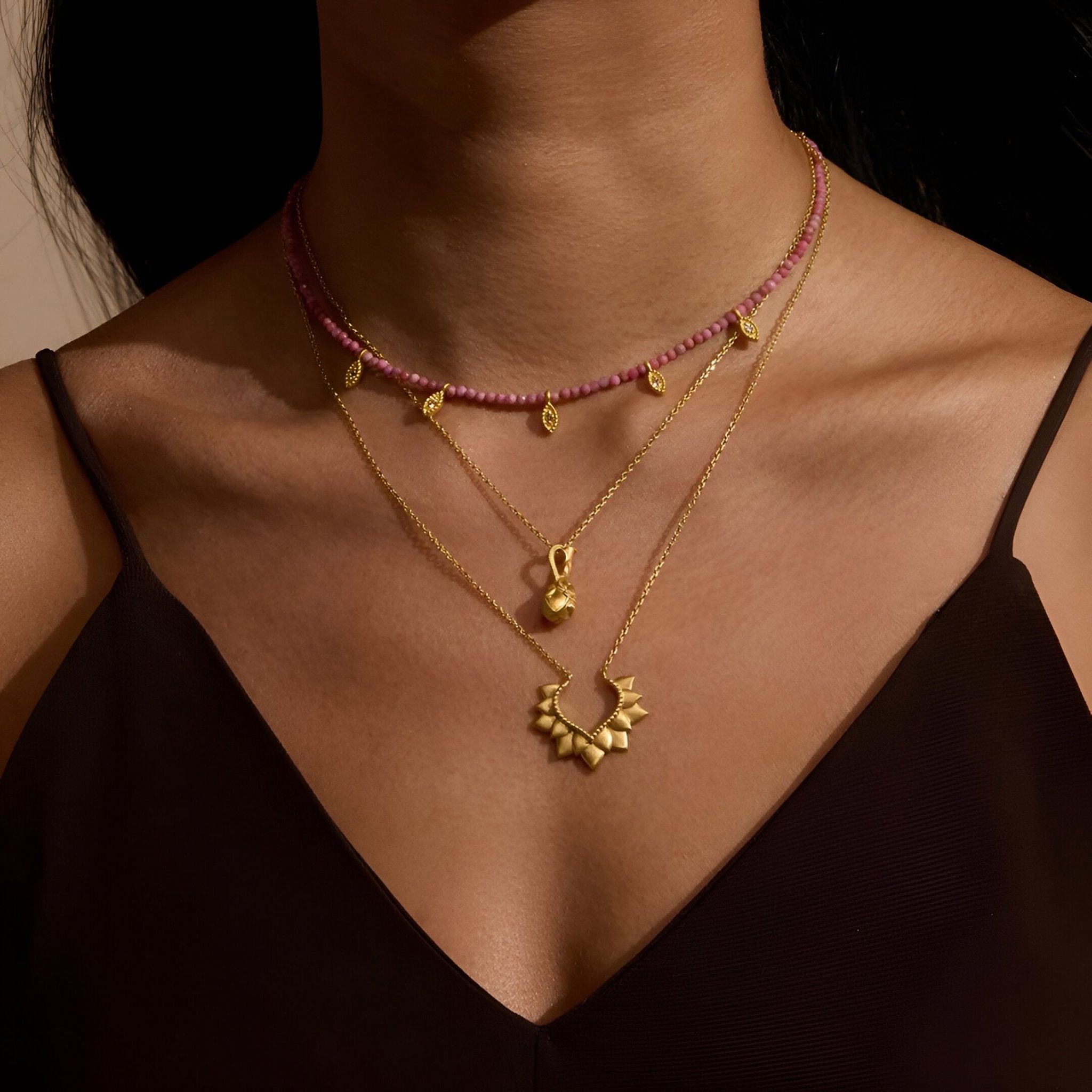 Satya Jewelry Kette Transformed by Healing Rhodonite Lotus Petal Choker, vergoldet