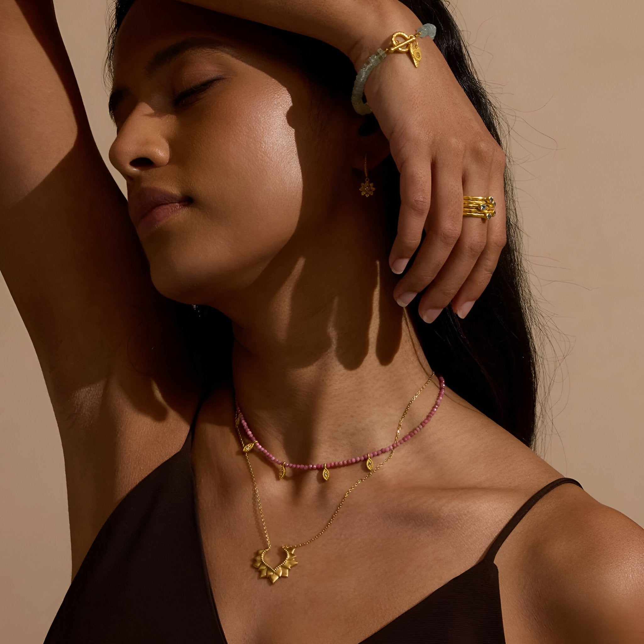 Satya Jewelry Kette Transformed by Healing Rhodonite Lotus Petal Choker, vergoldet