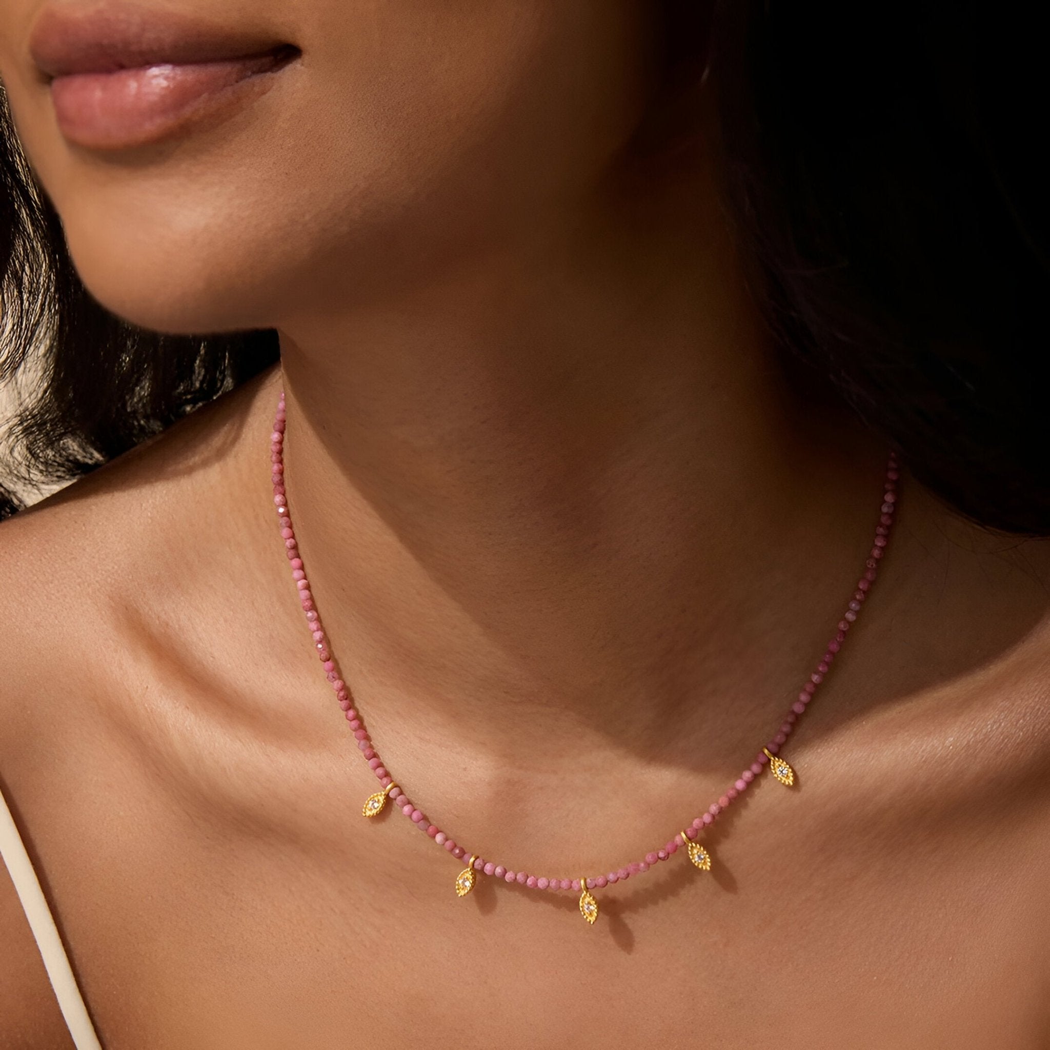 Satya Jewelry Kette Transformed by Healing Rhodonite Lotus Petal Choker, vergoldet