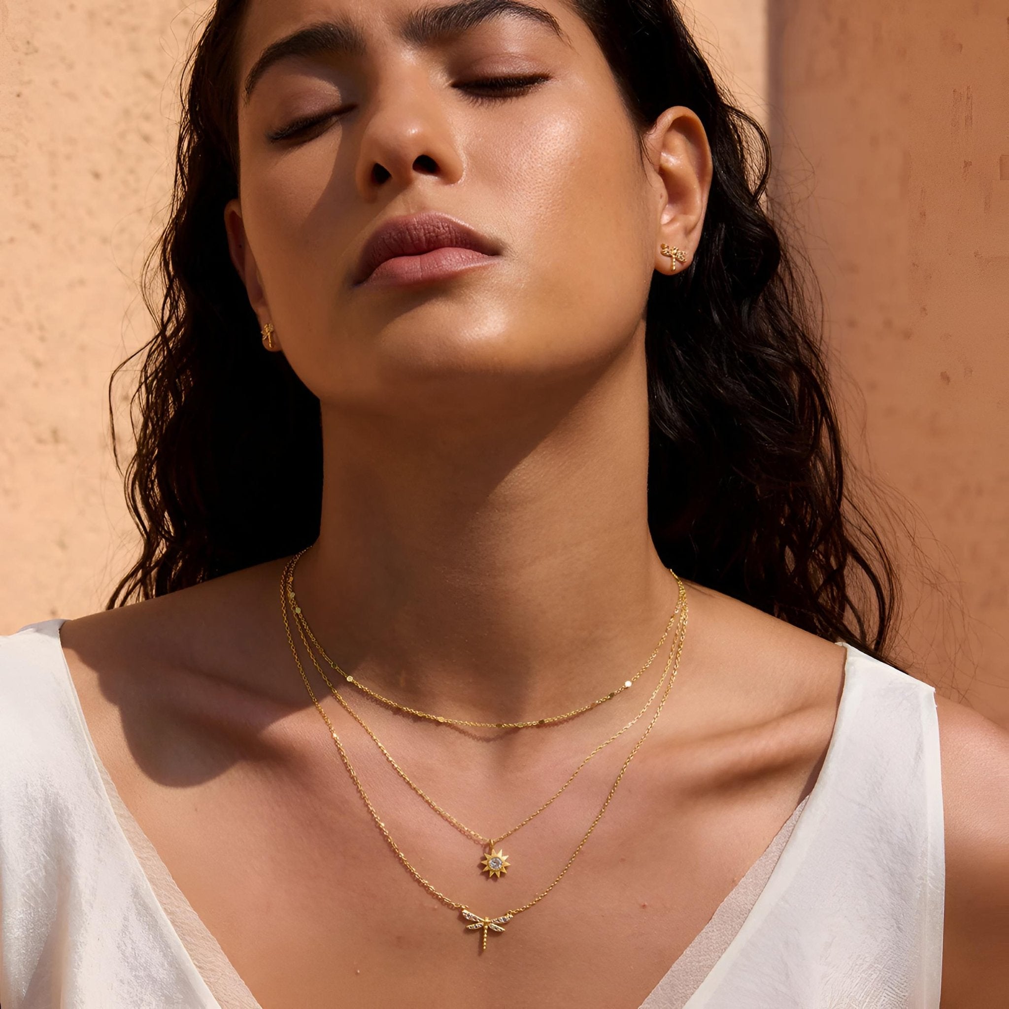 Satya Jewelry Kette Transforming Spirit White Topaz Dragonfly, vergoldet