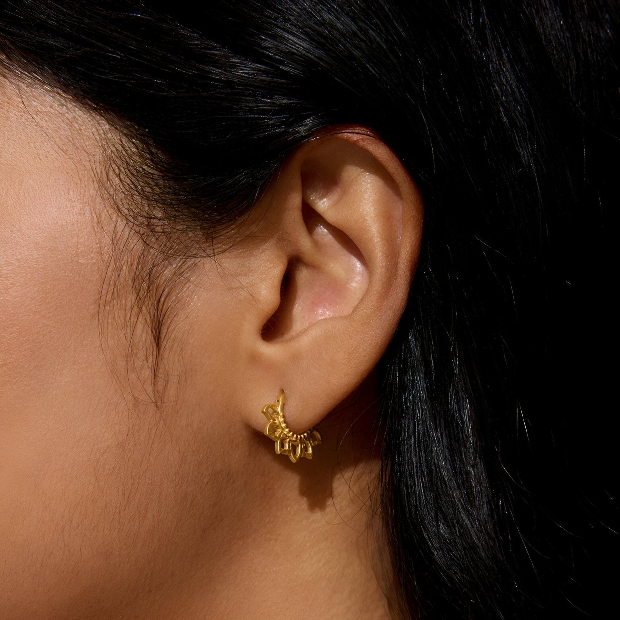 Satya Jewelry Ohrringe Blooming Love Lotus Petal Hoop, vergoldet