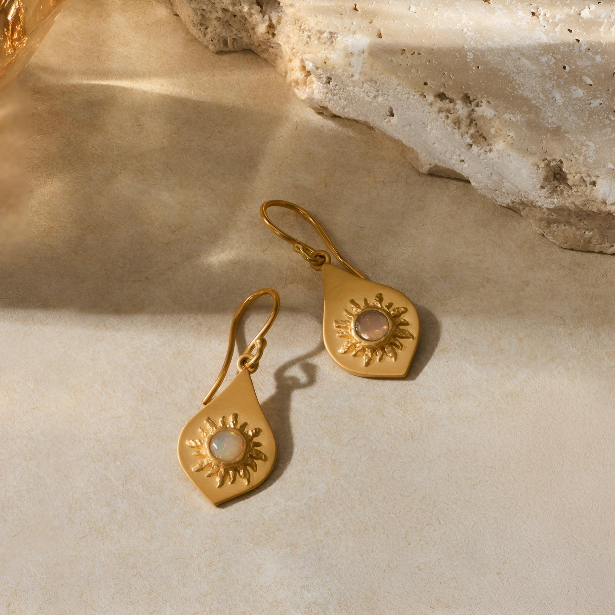 Satya Jewelry Ohrringe Dawn of Possibilities Opal Sun, vergoldet