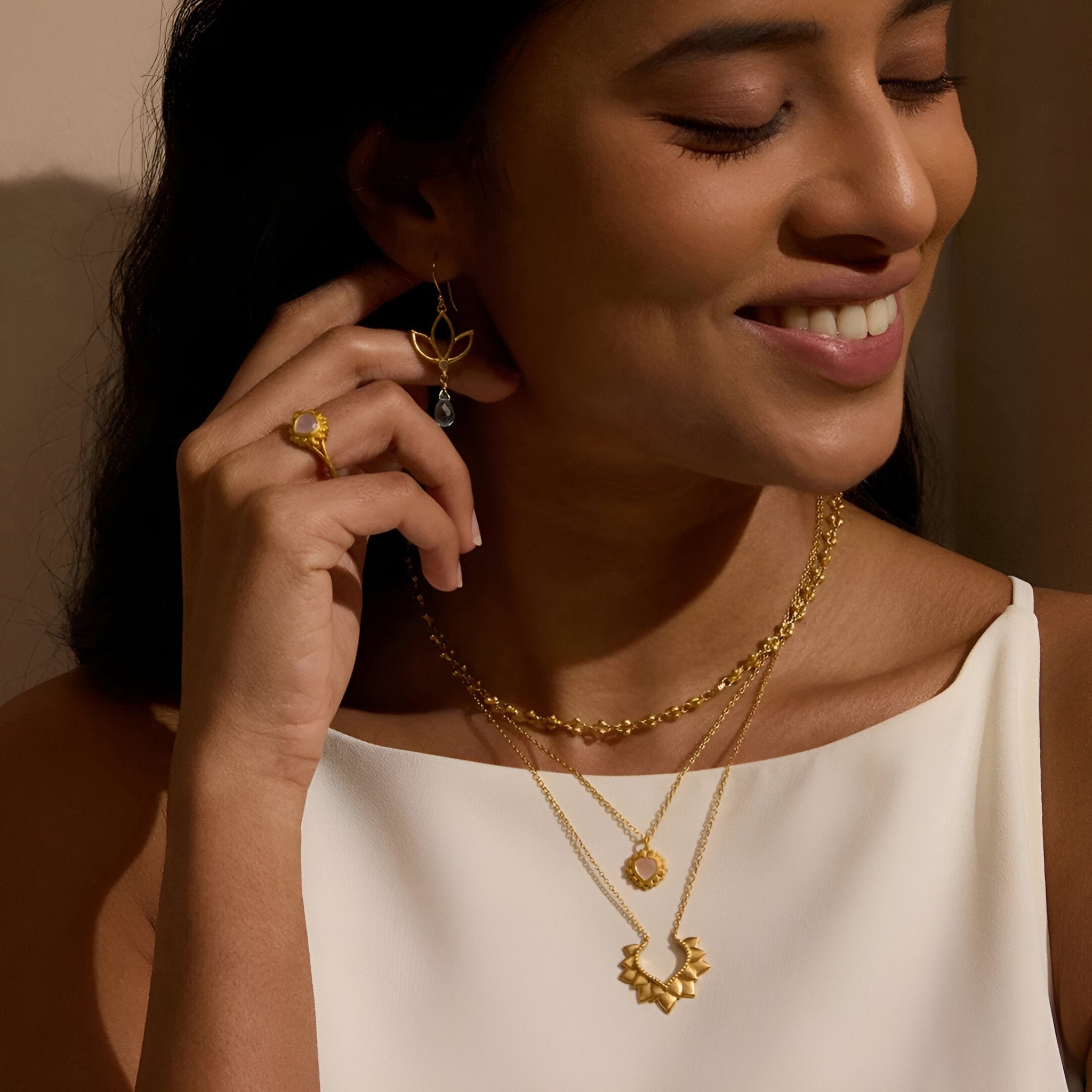 Satya Jewelry Ohrringe Ignite Renewal Blue Topaz Lotus Drop, vergoldet