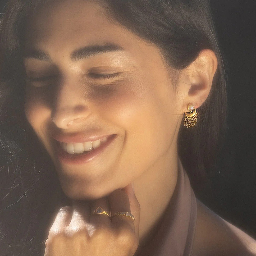 Satya Jewelry Ohrringe Scattering Stardust Moonstone Fringe Stud Drop, vergoldet