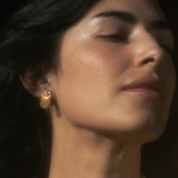 Satya Jewelry Ohrringe Scattering Stardust Moonstone Fringe Stud Drop, vergoldet