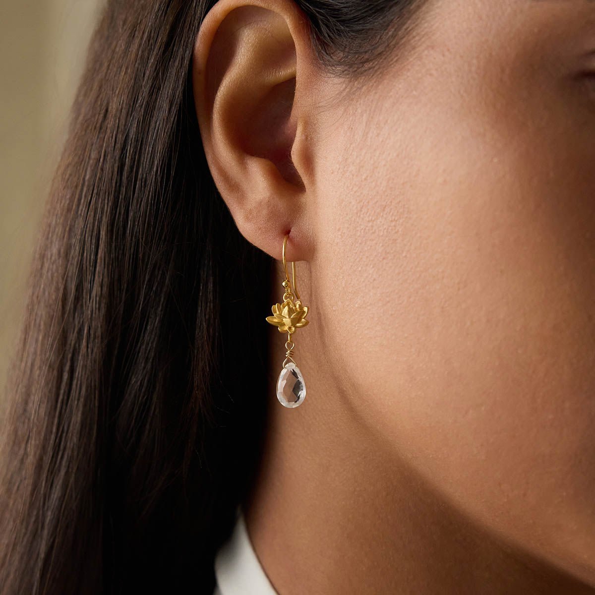 Satya Jewelry Ohrringe Spiritual Journey Lotus Crystal, vergoldet