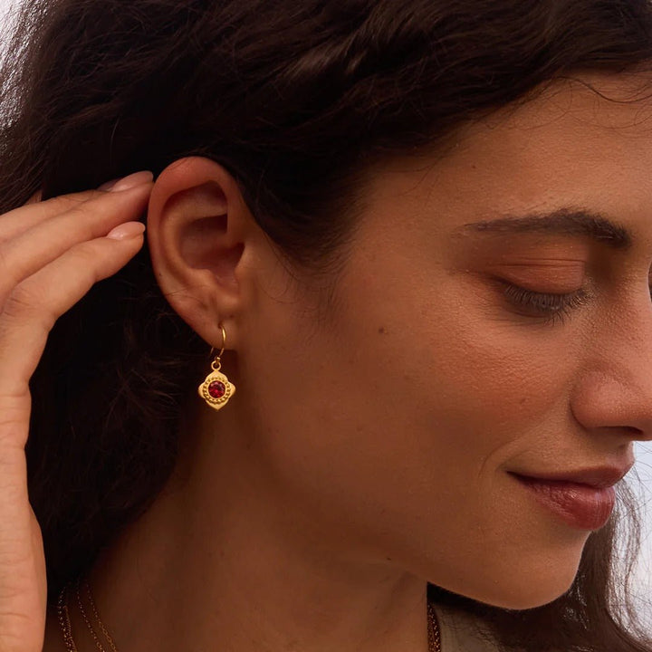 Satya Jewelry Ohrringe Strong Heart Garnet Drop, vergoldet