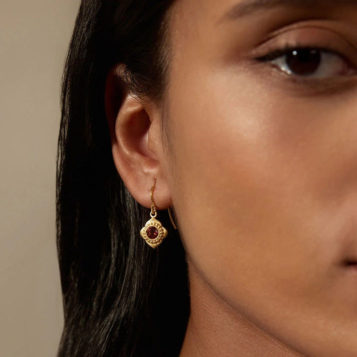 Satya Jewelry Ohrringe Strong Heart Garnet Drop, vergoldet