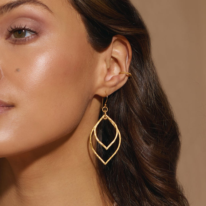 Satya Jewelry Ohrringe Transformed by Light Lotus Linear, vergoldet