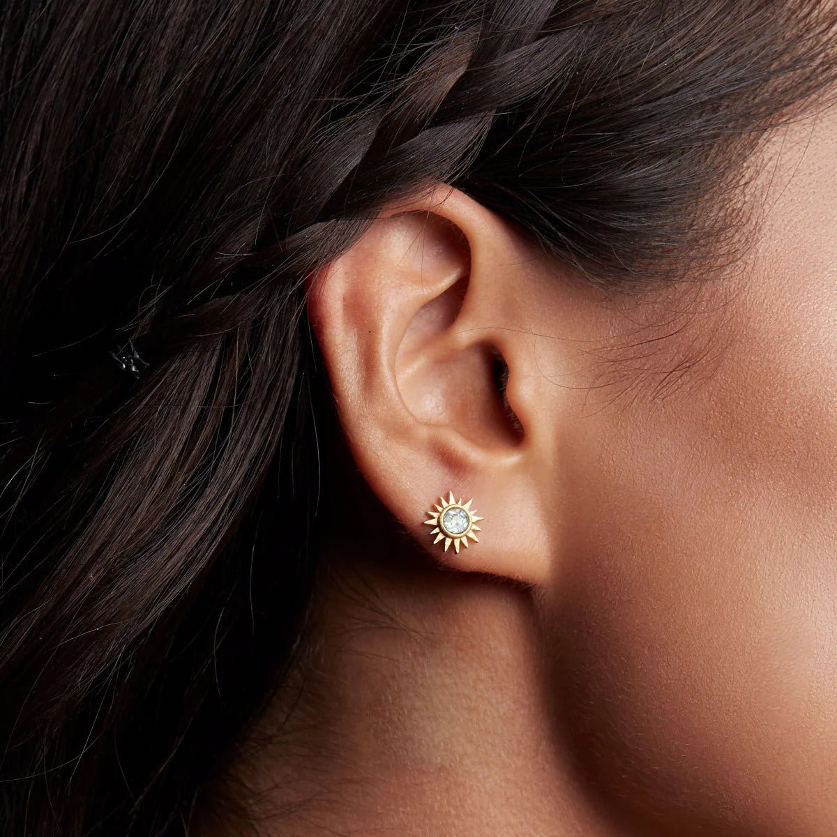 Satya Jewelry Ohrstecker Light Seeker Blue Topaz Starburst, vergoldet