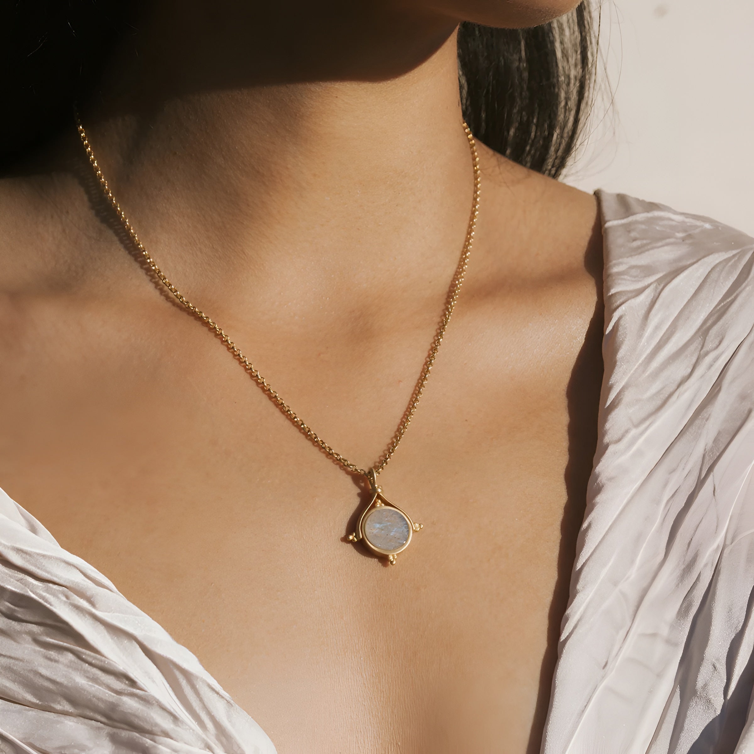 Satya Jewelry Kette Path of Awakening Labradorite Lotus Spinner, vergoldet