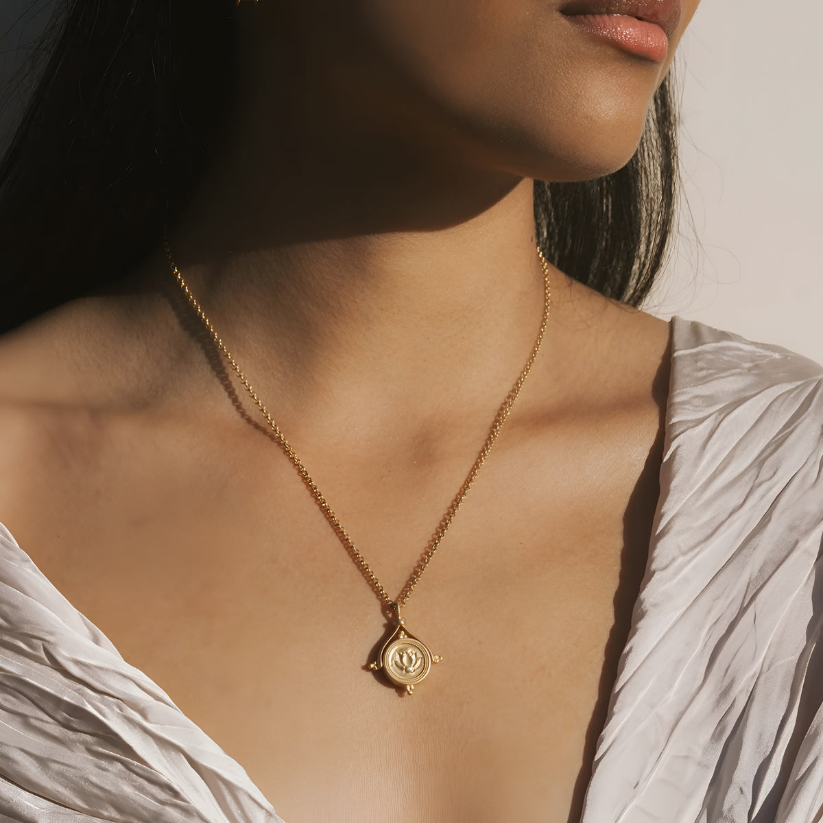 Satya Jewelry Kette Path of Awakening Labradorite Lotus Spinner, vergoldet