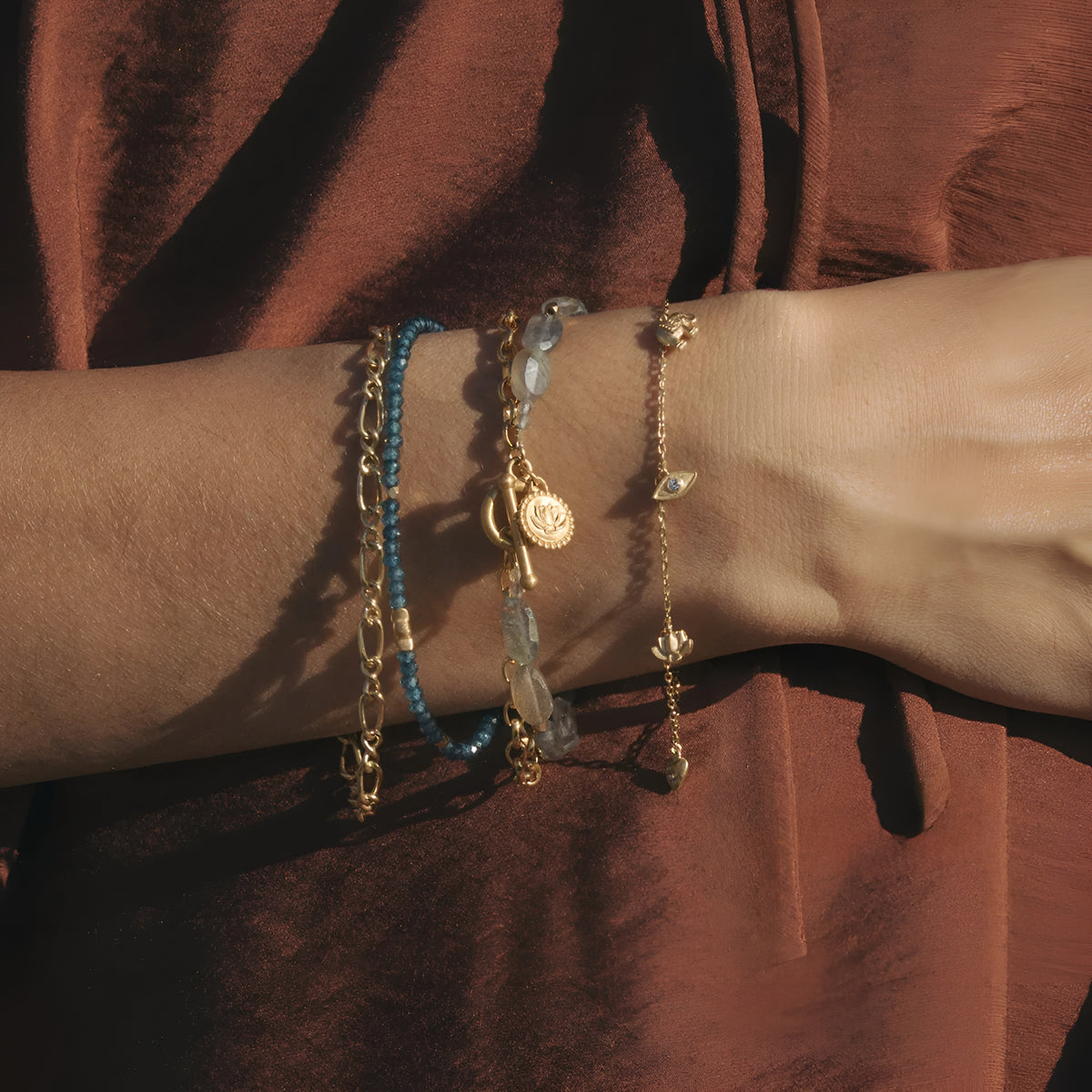 Satya Jewelry Armband Sacred Symbols White Topaz Charm, vergoldet