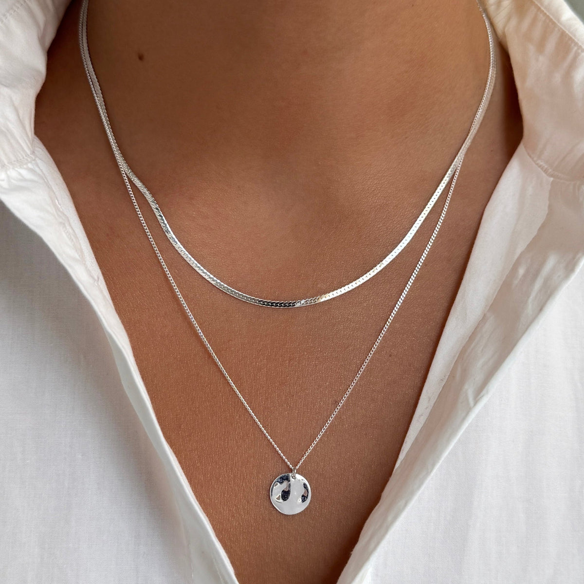 Syster P Kette Minimalistica Hammered, Silber