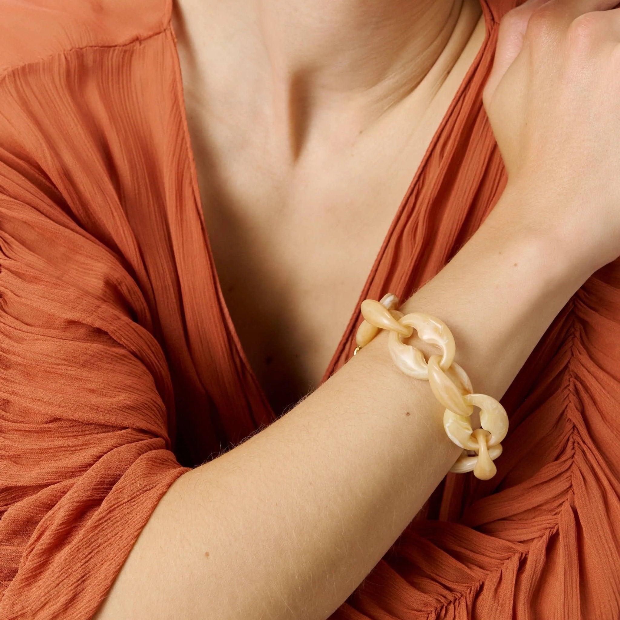 Vanessa Baroni Armband Small Turtle, creme brulee marble, vergoldet
