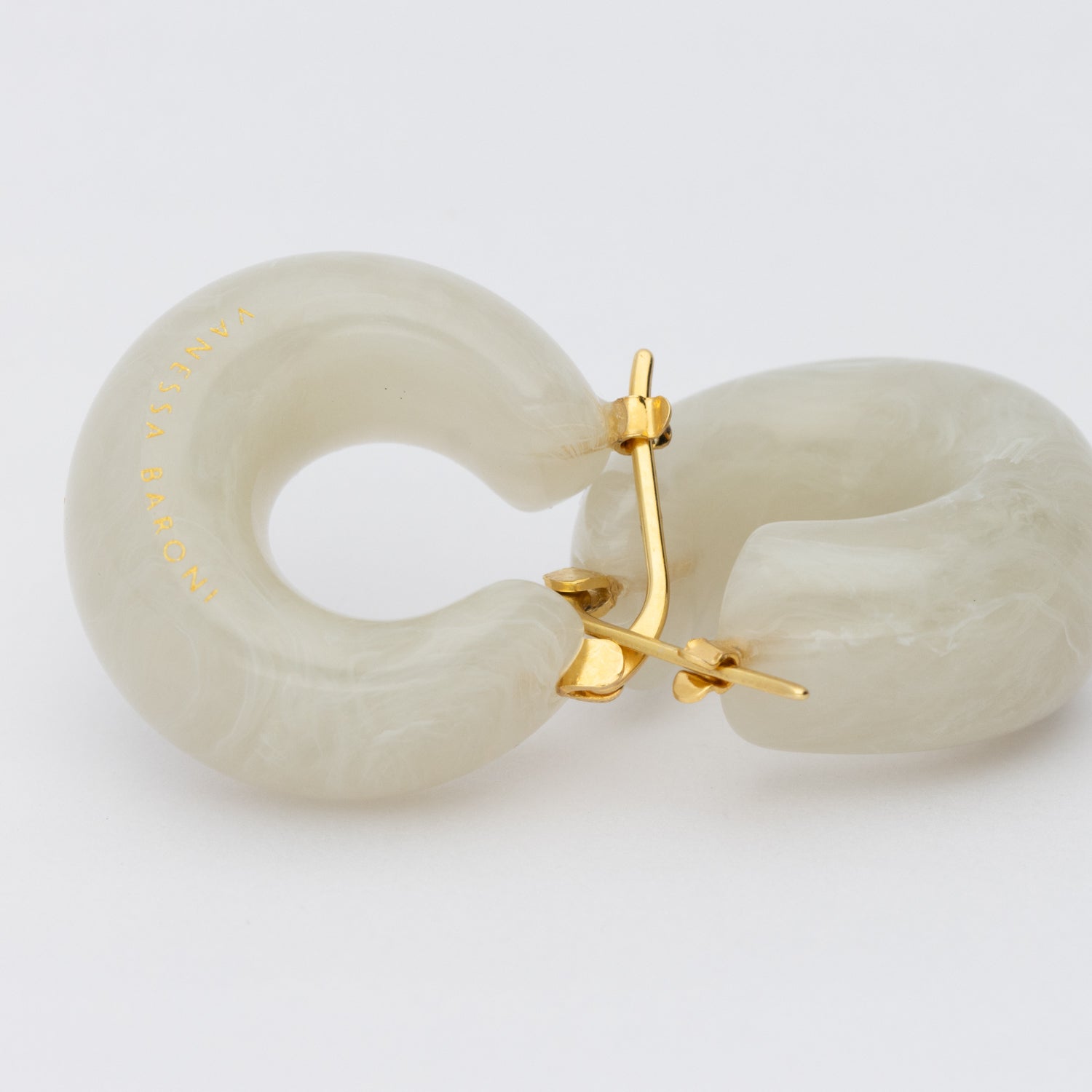Vanessa Baroni Creolen Circlet, snow white marble, vergoldet