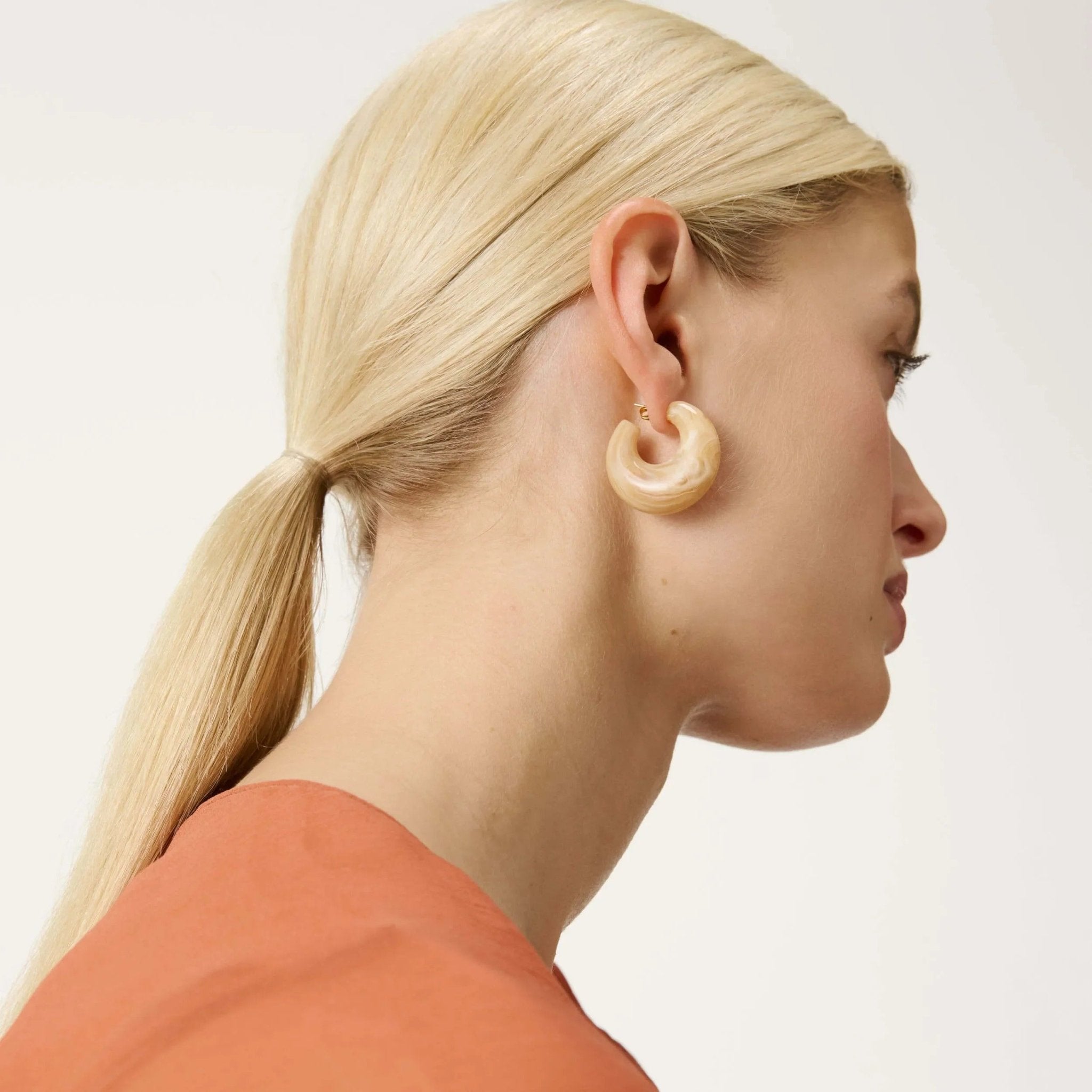 Vanessa Baroni Creolen Moon, creme brulee marble, vergoldet