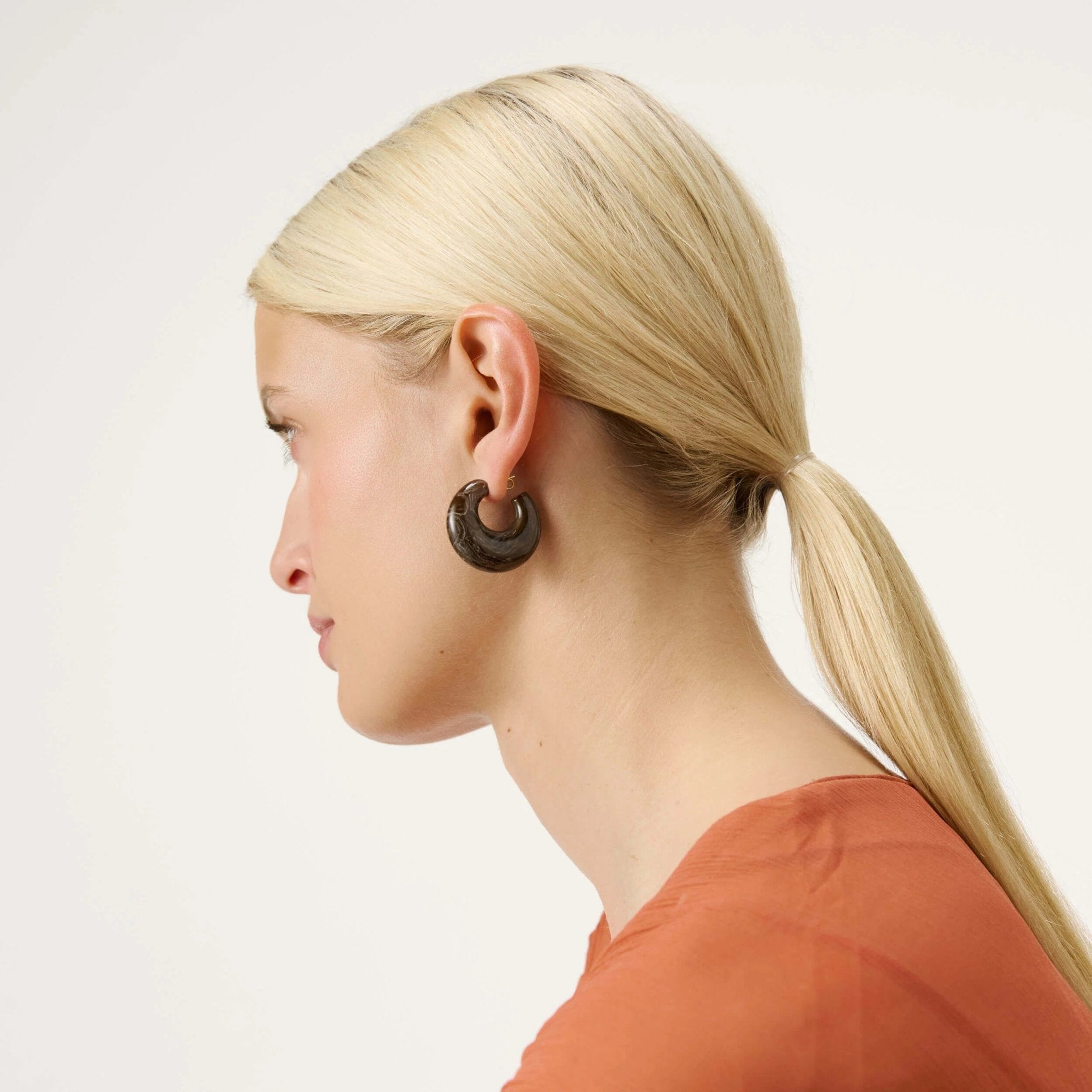 Vanessa Baroni Creolen Moon, dark brown marble, vergoldet