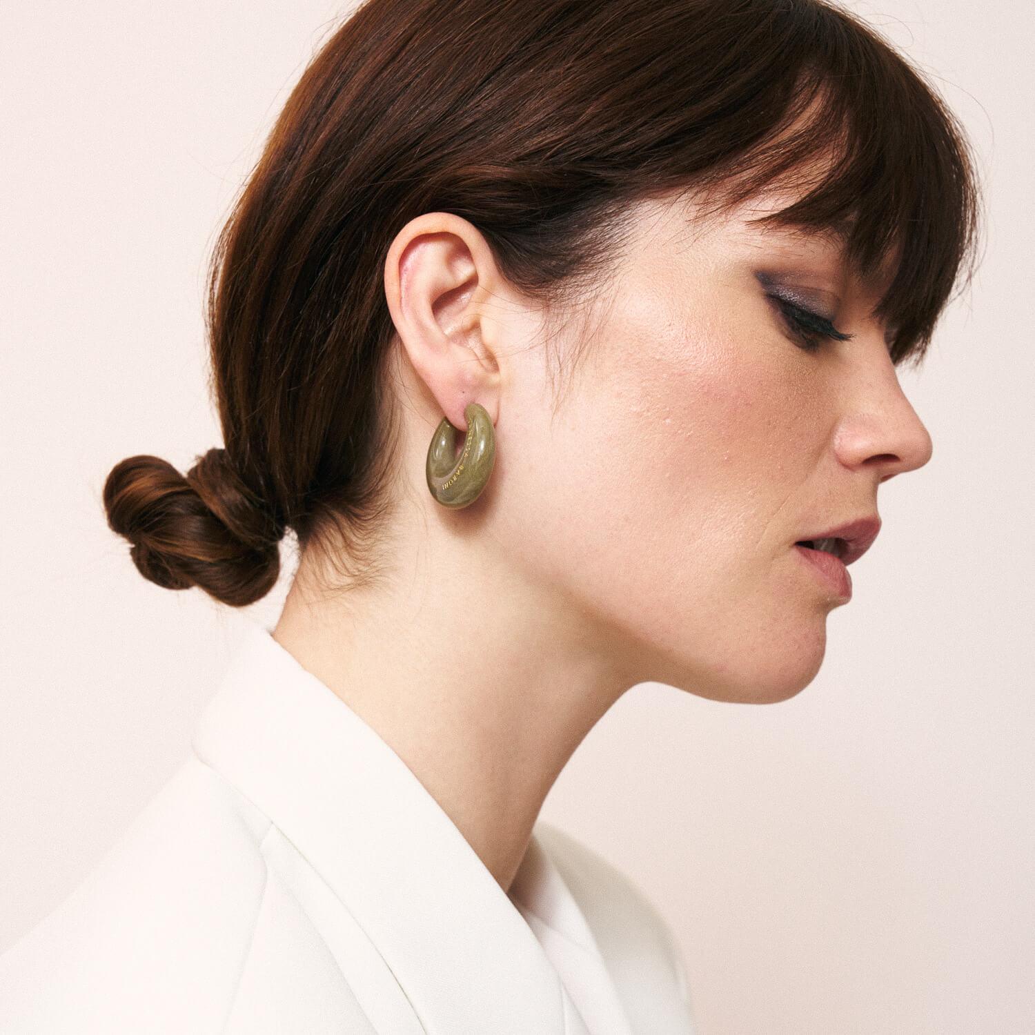 Vanessa Baroni Creolen Moon, light olive marble, vergoldet