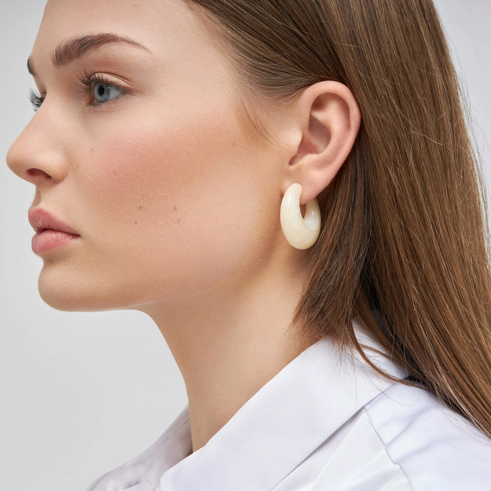 Vanessa Baroni Creolen Moon, pearl marble, vergoldet