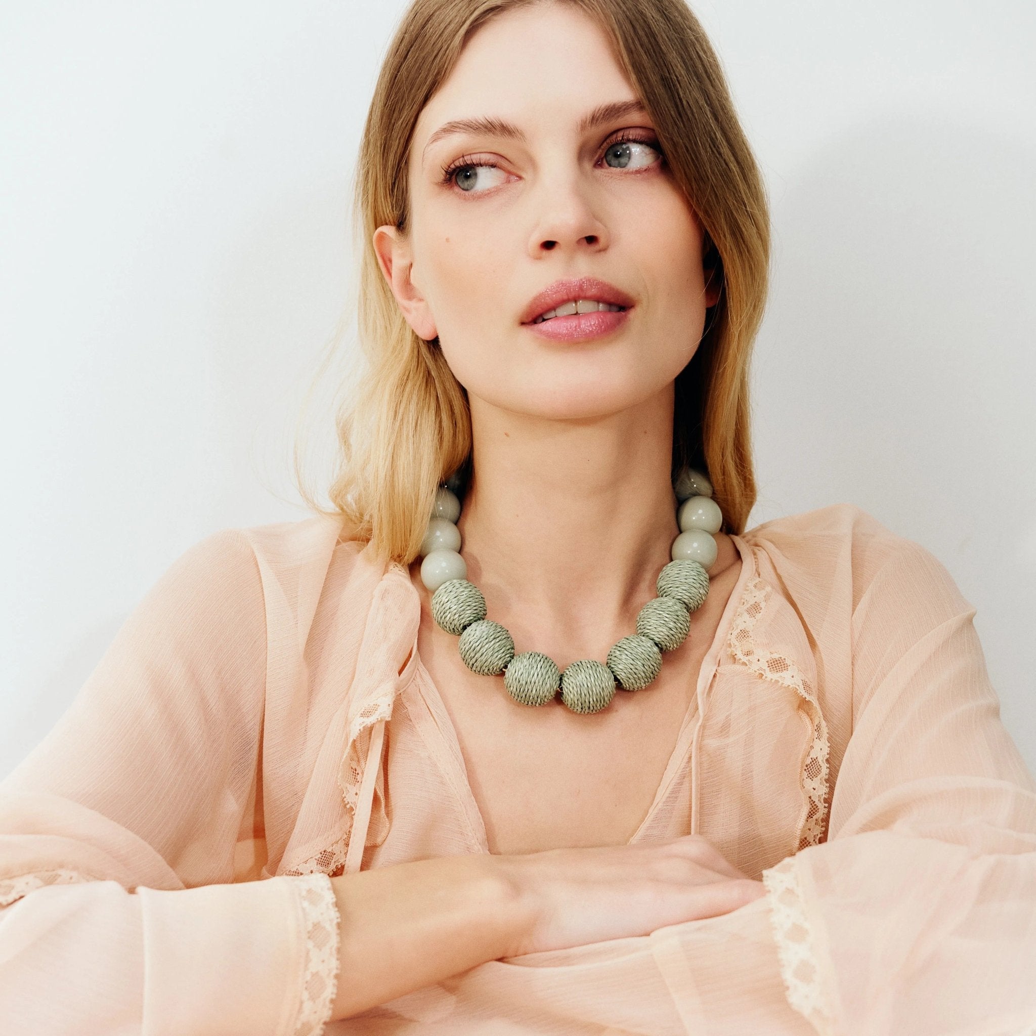 Vanessa Baroni Kette Raffia Beads, pistachio, vergoldet