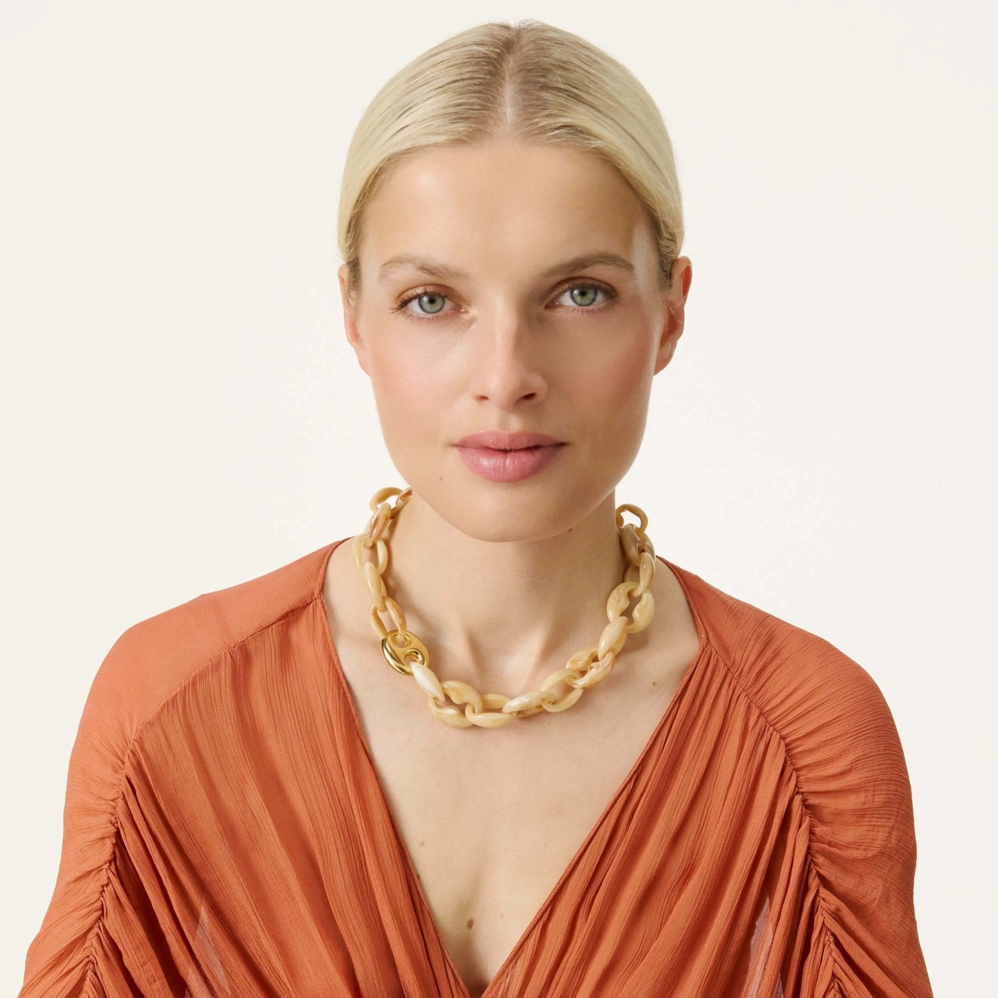 Vanessa Baroni Kette Small Turtle Necklace Short, creme brulee marble, vergoldet
