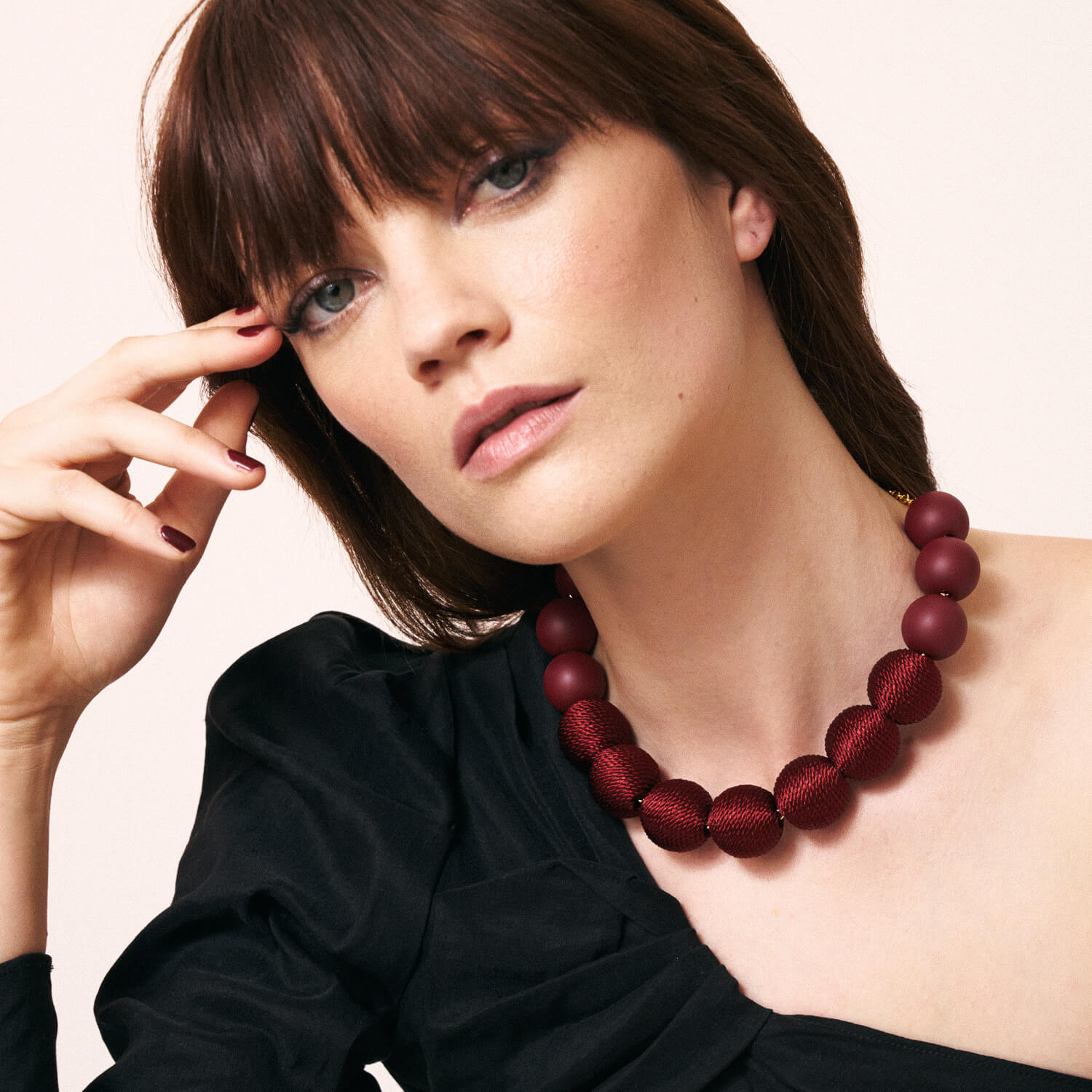 Vanessa Baroni Kette Wrapped Beads, matt bordeaux, vergoldet