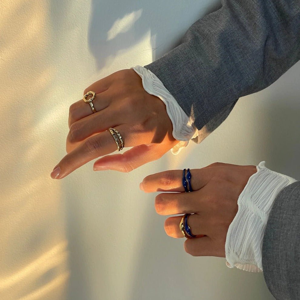 Jeberg Jewellery Ring Balance Enamel Blue, vergoldet